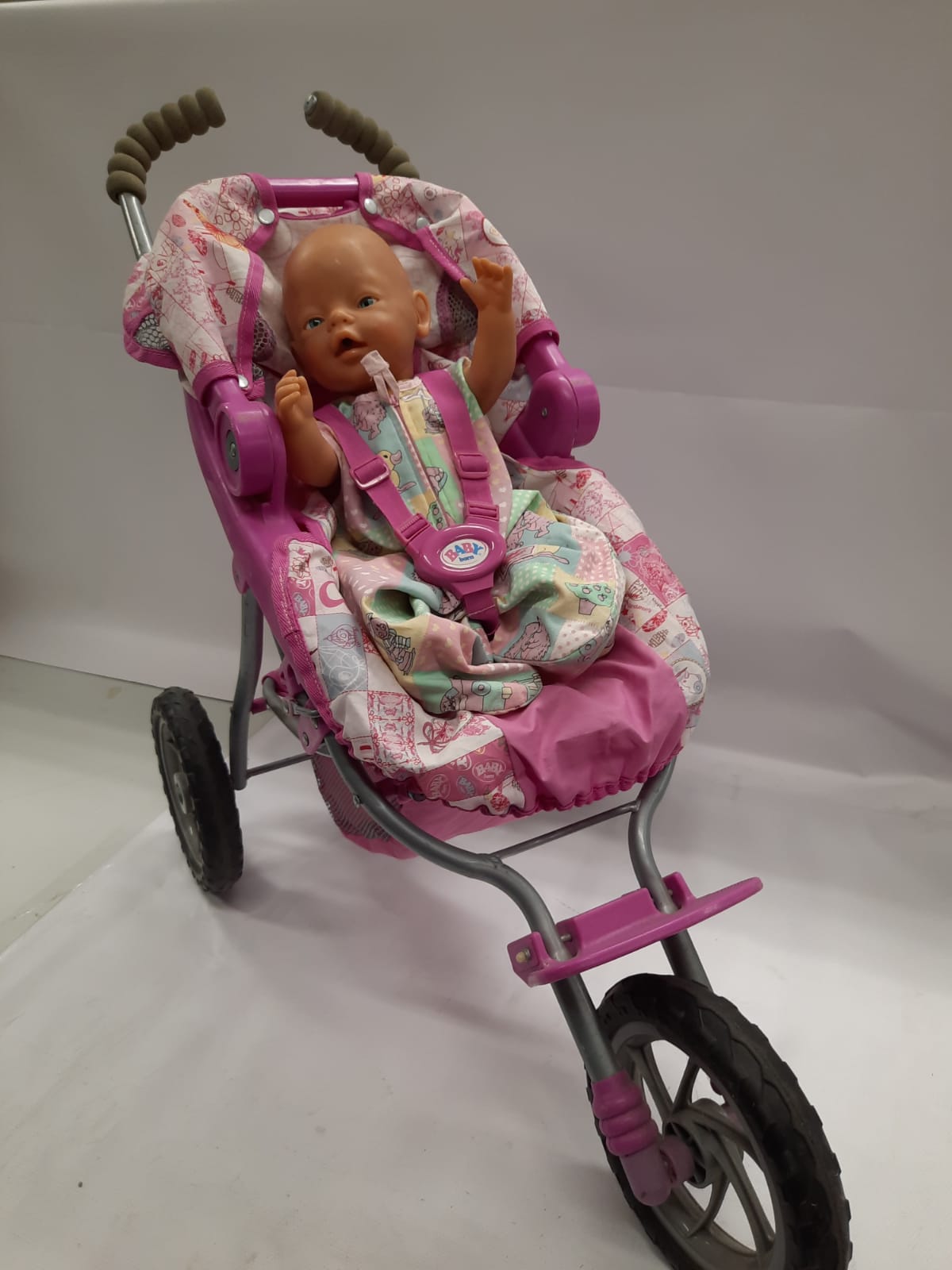 uitspraak Tot stand brengen Renderen Poppenwagen met pop baby born – GAiN Kringloop